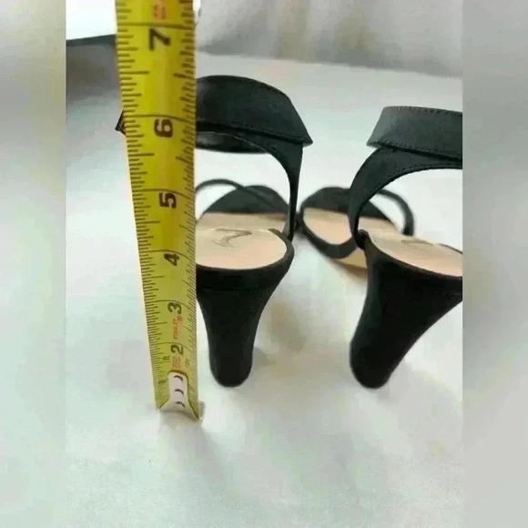 Nina Samiya Sandles w/Black Rhinestones (Size 8.5) - Picture 6 of 10